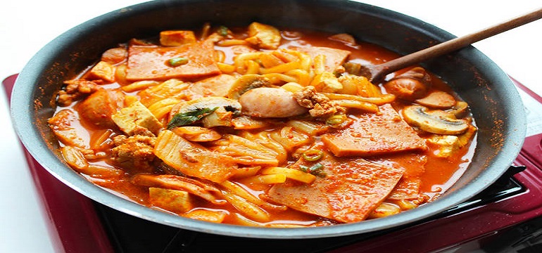 Cocok Disantap Saat Musim Hujan, Ini Cara Membuat Budae Jjiggae Sup Pedas ala Korea