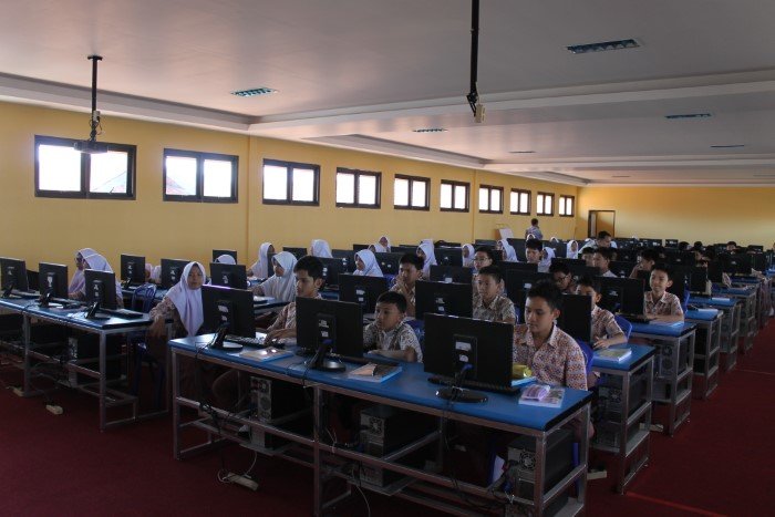 Penerapan Teknologi dalam Pembelajaran di Pesantren Modern Al Masoem