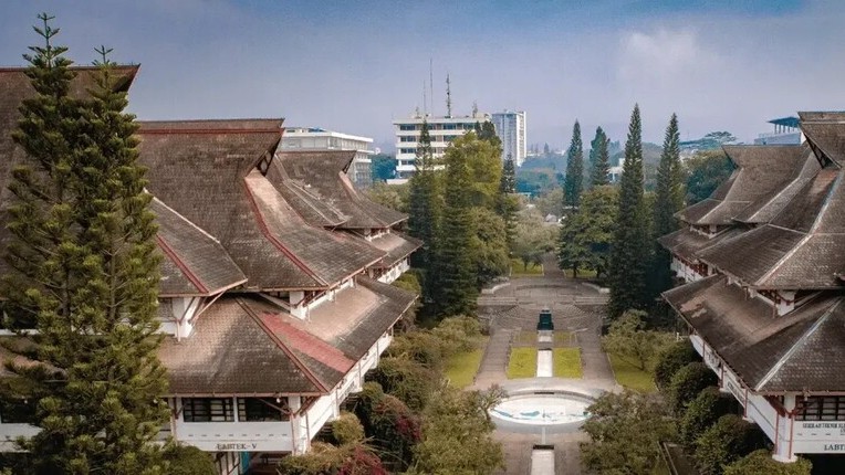 Biaya Kuliah ITB dan Cara Mendapatkan Beasiswa untuk Menguranginya