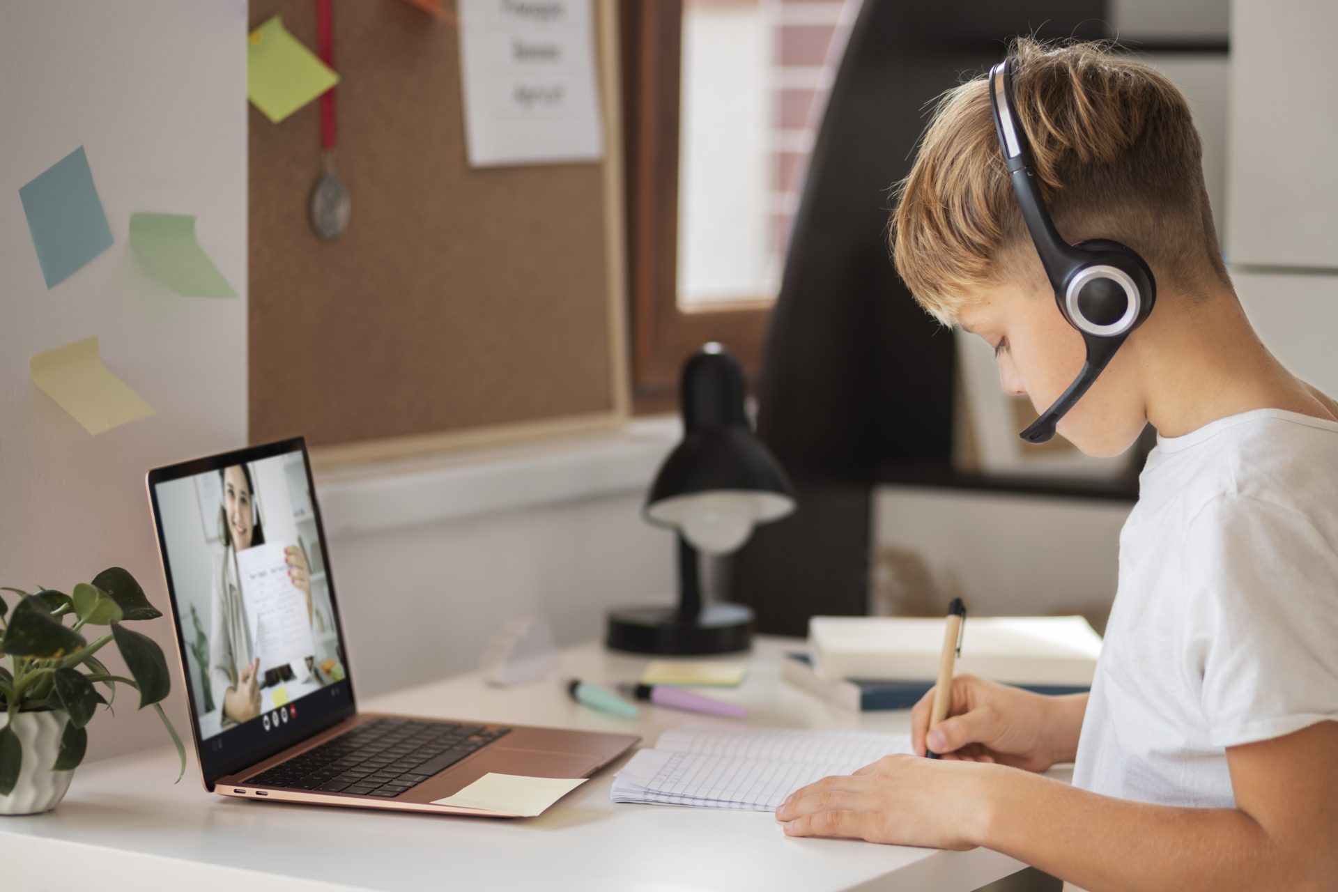 Optimalkan Sosmed dan Raih Kesuksesan Bersama Rajakomen.com dalam Sosmed Lead Gen Sekolah Online